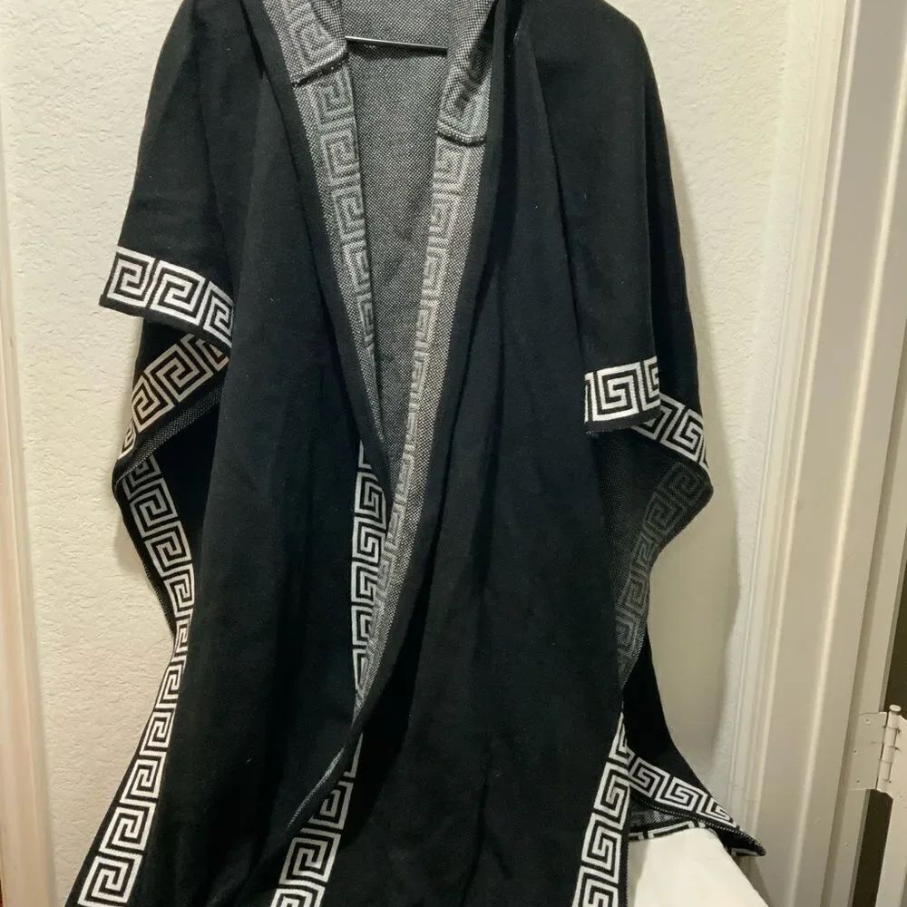 New Sweater Poncho Cape with Hoodie OS women’s black and white